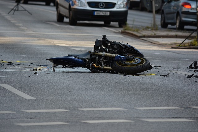 Motocicleta destrozada tirada en la carretera, destacando la necesidad de representación legal después de un accidente de motocicleta, proporcionada por Kevin R. Hansen, Abogado de Accidentes de Motocicleta en Las Vegas.
