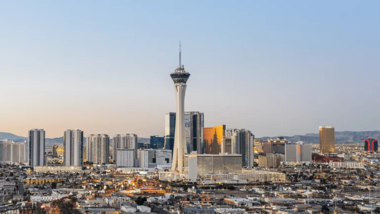 Cautivadora imagen del horizonte de Las Vegas con la emblemática Stratosphere Tower, que representa la vibrante energía y el carácter único de la ciudad.