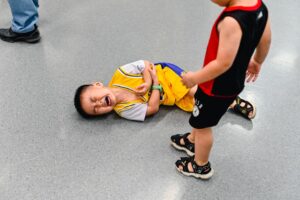 Niño herido sujetándose el estómago