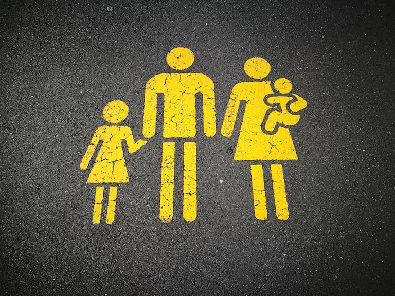 La unidad familiar vista en el icono de una señal de tráfico