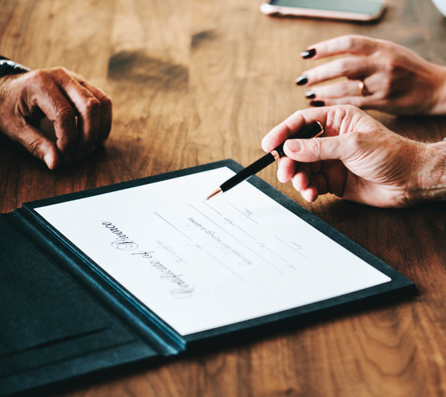 Firma de testamentos, fideicomisos y documentos jurídicos importantes