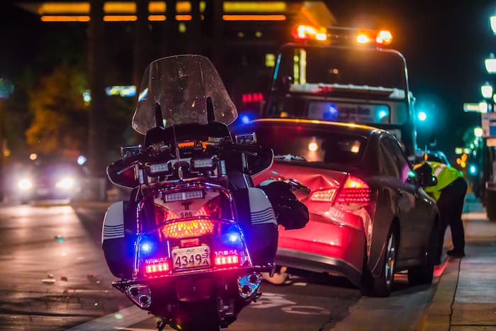 Motocicleta de la policía en el lugar del accidente. La policía no determina la culpa.