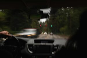 Conductor ebrio conduciendo con visión borrosa visto desde el interior del coche