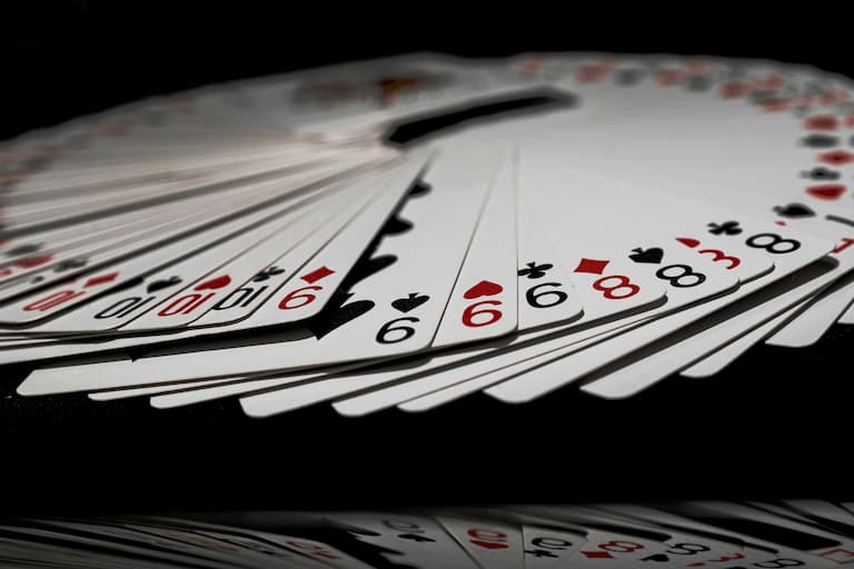 Cartas de crupier en un expositor en espiral representativo de los casinos y complejos de juego de Las Vegas