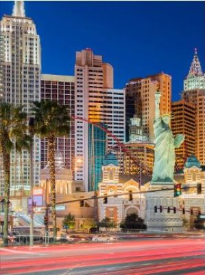 Escena nocturna del New York Hotel/Casino de Las Vegas, que representa la ciudad en la que operan los abogados expertos en sucesiones del bufete de Kevin R. Hansen.