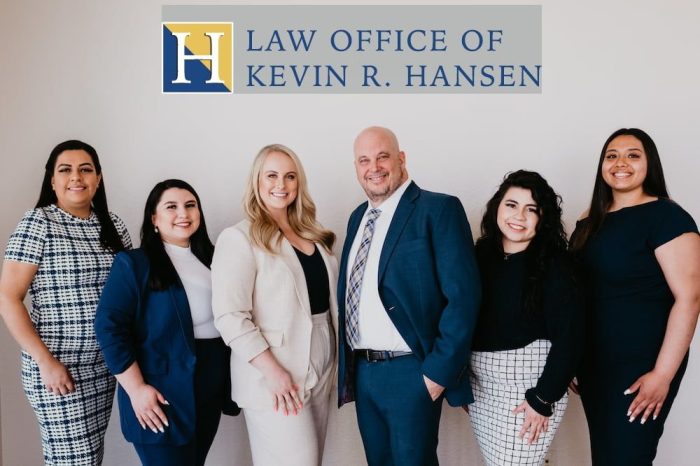Imagen que muestra todo el personal profesional y el equipo legal de la Oficina Legal de Kevin R. Hansen, dedicados Abogados de Lesiones Personales en Las Vegas.